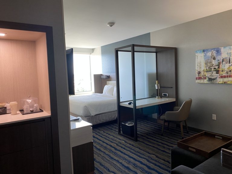 入口方向から全体