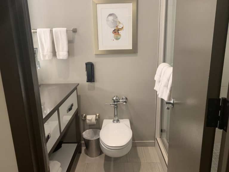 バスルーム入口から全景2