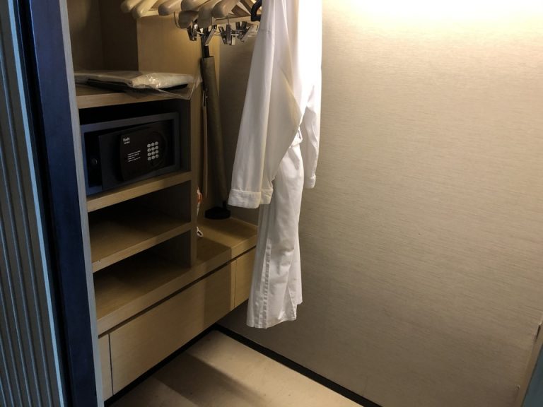 クローゼット外観(開けた状態)