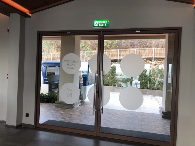 エントランス内観