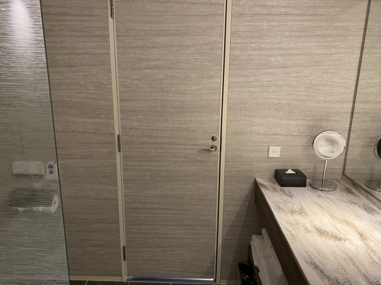 バスルーム内から入り口