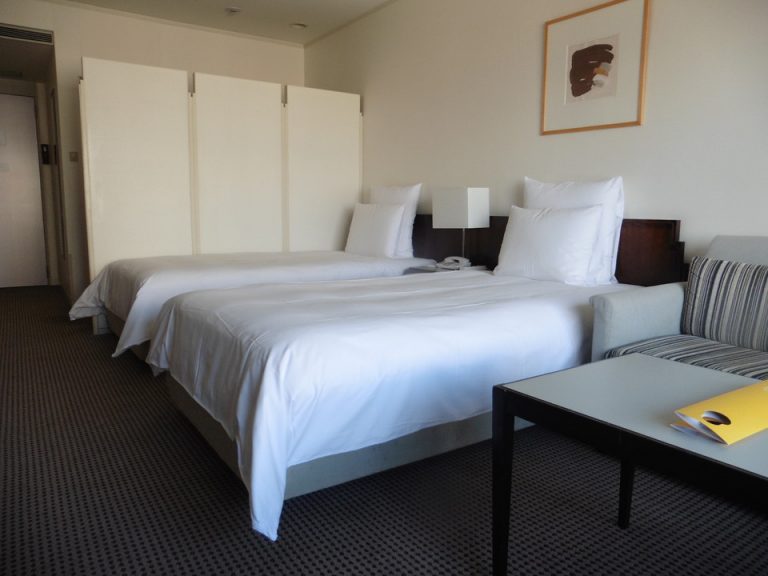 ベッド回りもゆったりしています