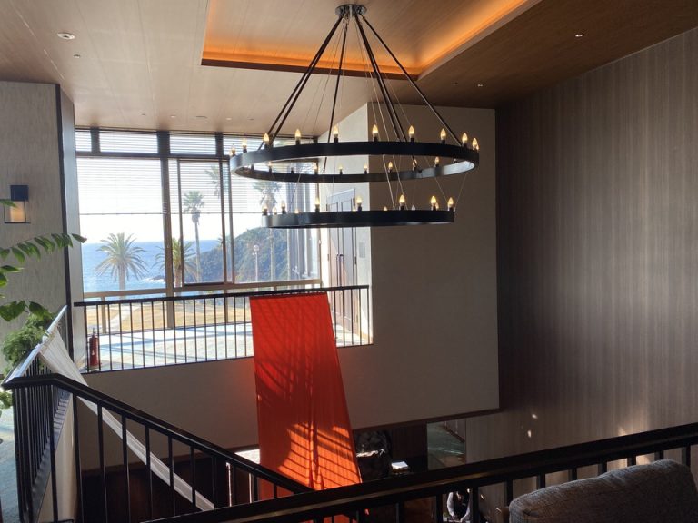 フロントロビー階 レストランへの入り口 螺旋階段