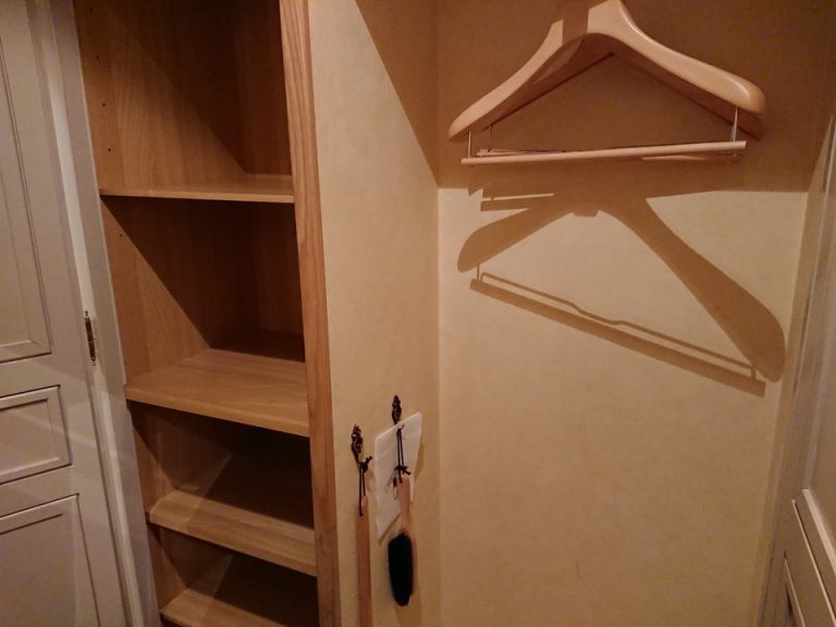 クローゼット外観(開けた状態)右側