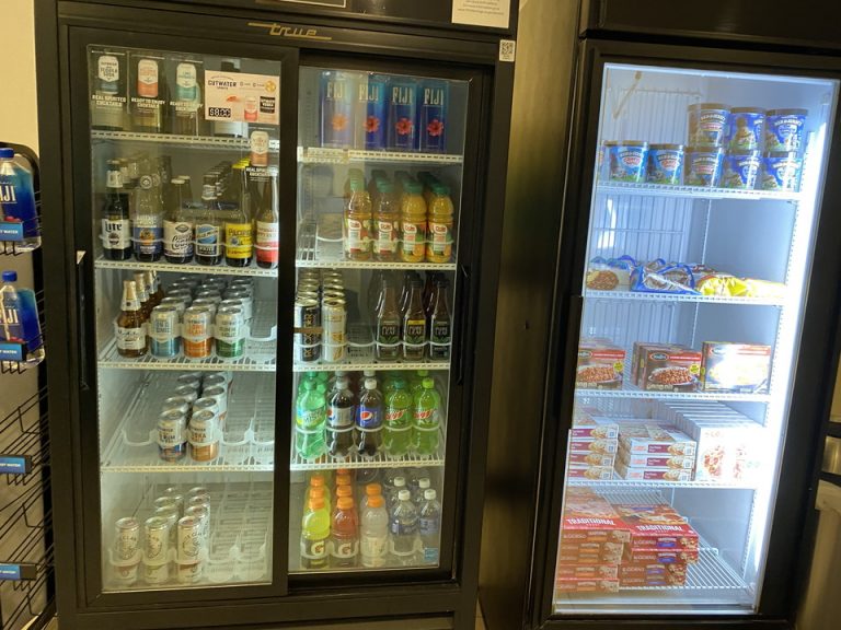 フロント横にはちょっとしたスナックもありました