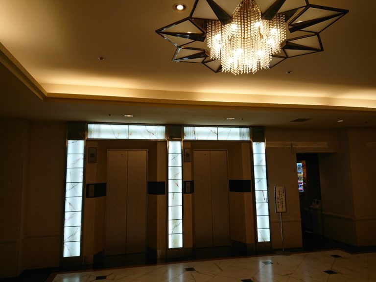 エレベーターホールフロント階