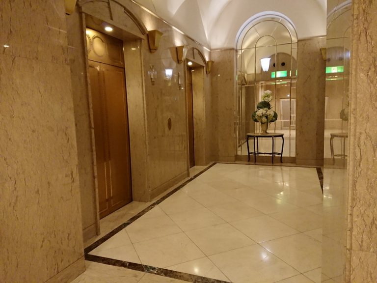 エレベーターホールフロント階