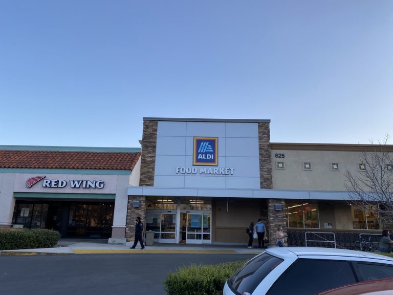 近くにはスーパーもありました