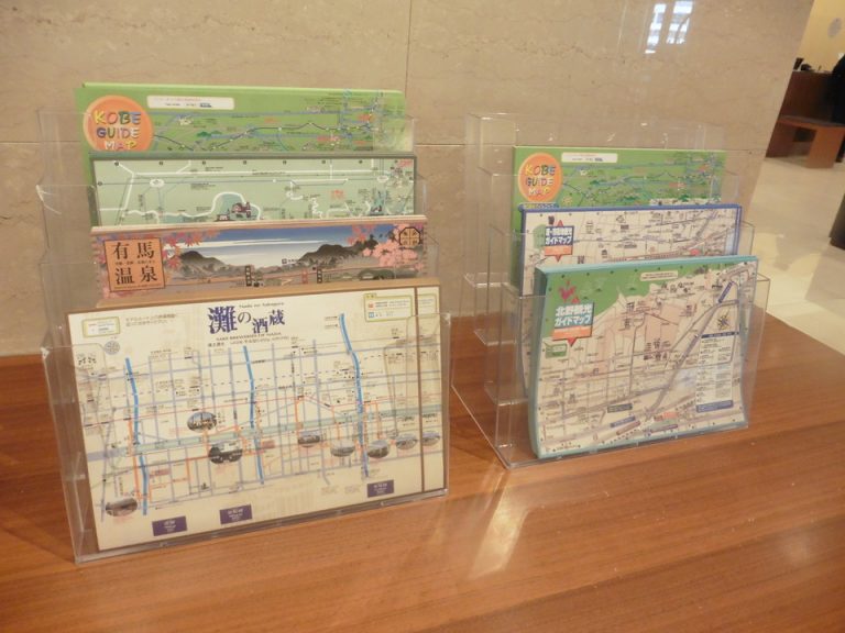 フロントには周辺の地図も多数ありました