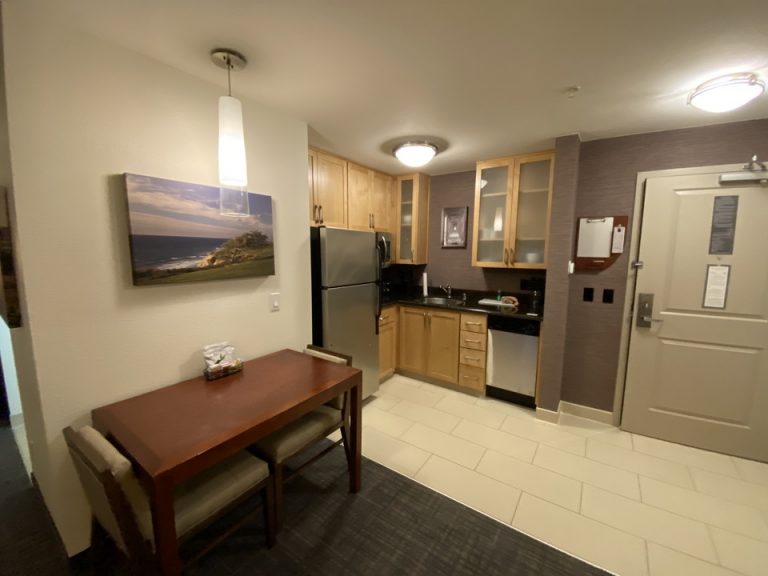 客室奥から入口にかけて