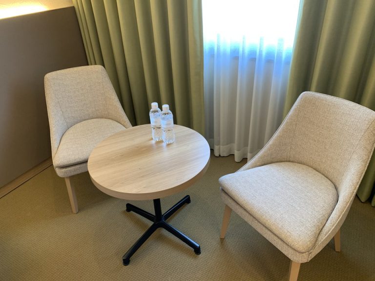 デスクとイス(寄り)