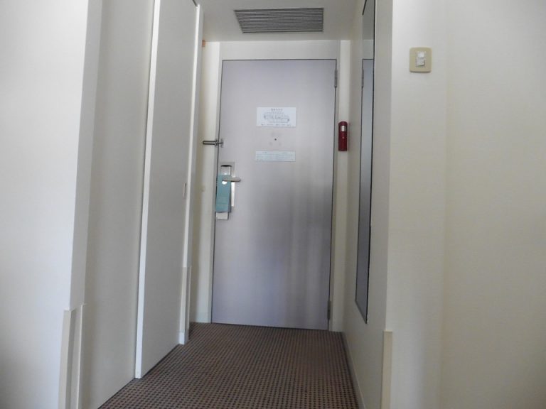 扉の内側には起こさないでなどの札があります