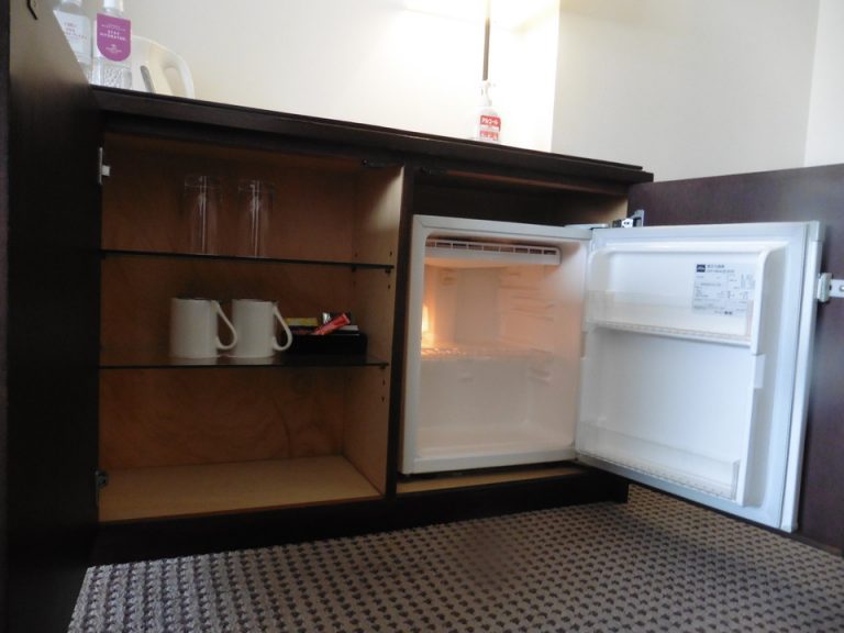 キャビネットの扉と冷蔵庫の扉が一緒になっているので、少し使いにくいです