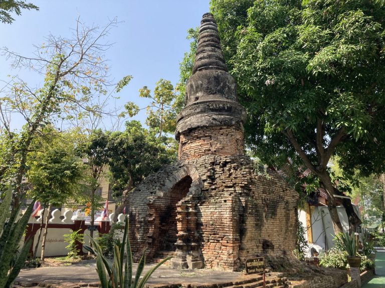 ホテル裏のお寺