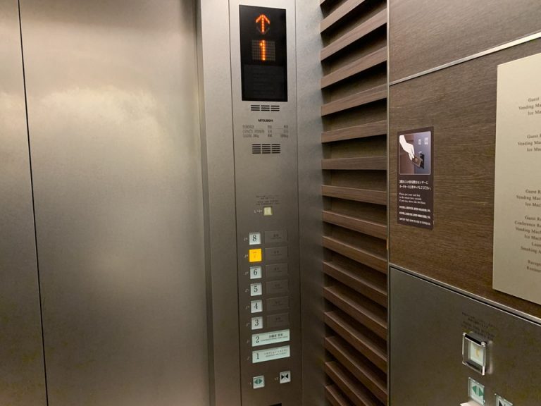 エレベーター内ボタン