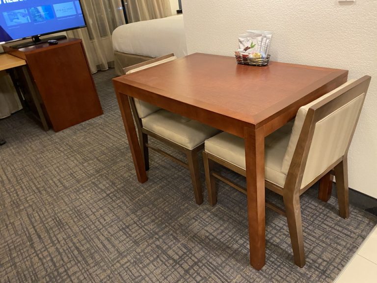 かわいらしいダイニングテーブルもありました