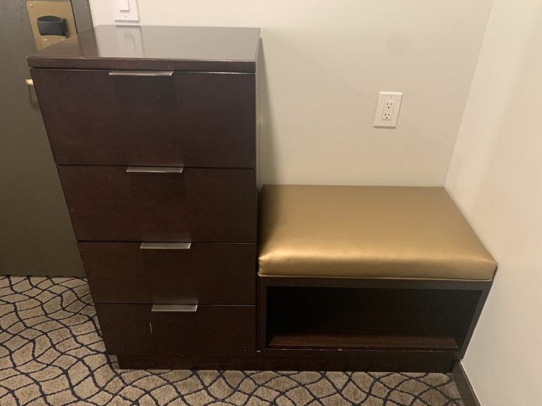 クローゼット向かいにあるタンスと椅子