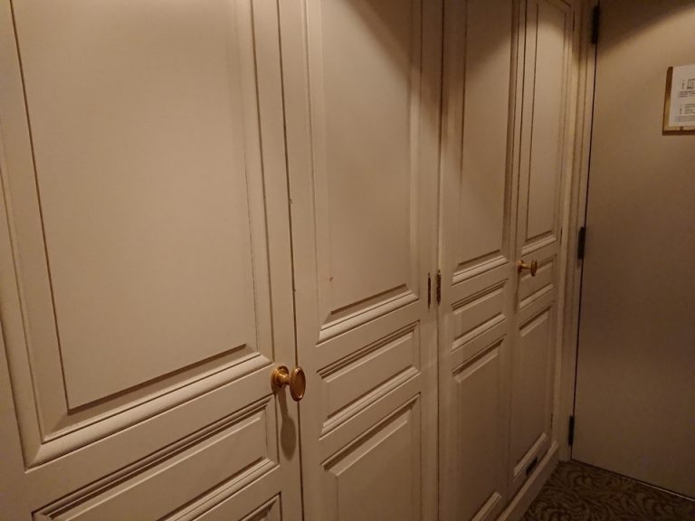 クローゼット外観(閉じた状態)