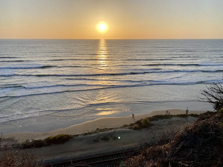ホテルから道沿いでたどりついたトリーパインズビーチの夕焼けは最高でした
