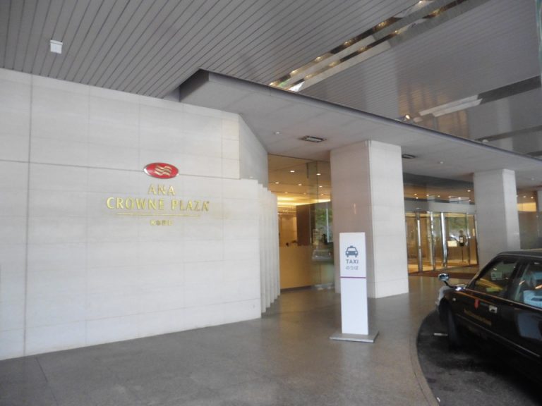 エントランスは4階、車だとスロープで上がってきます。