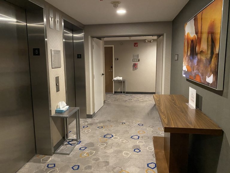 エレベーター前