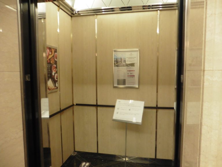 エレベーターの中にはソーシャルディスタンスを促す看板があり