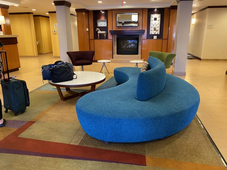 フロント前の不思議な形のソファ