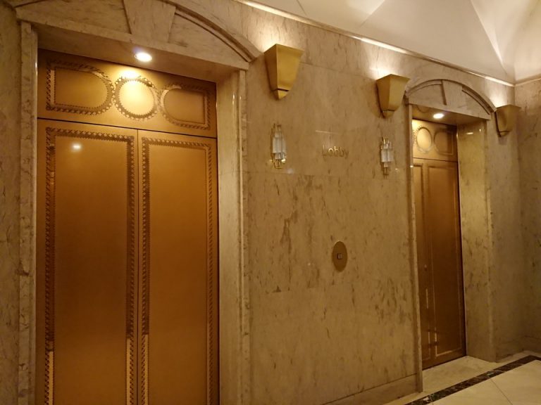 エレベーターフロント階外観