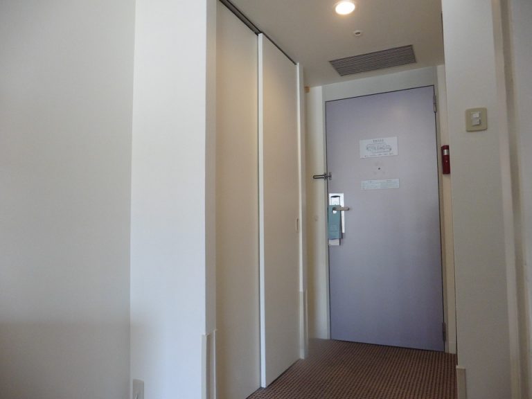 部屋入ってすぐに大きなクローゼットがあります