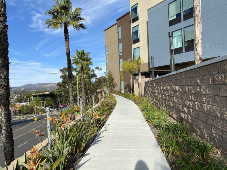 ホテルの周りには散歩できる通路もありました