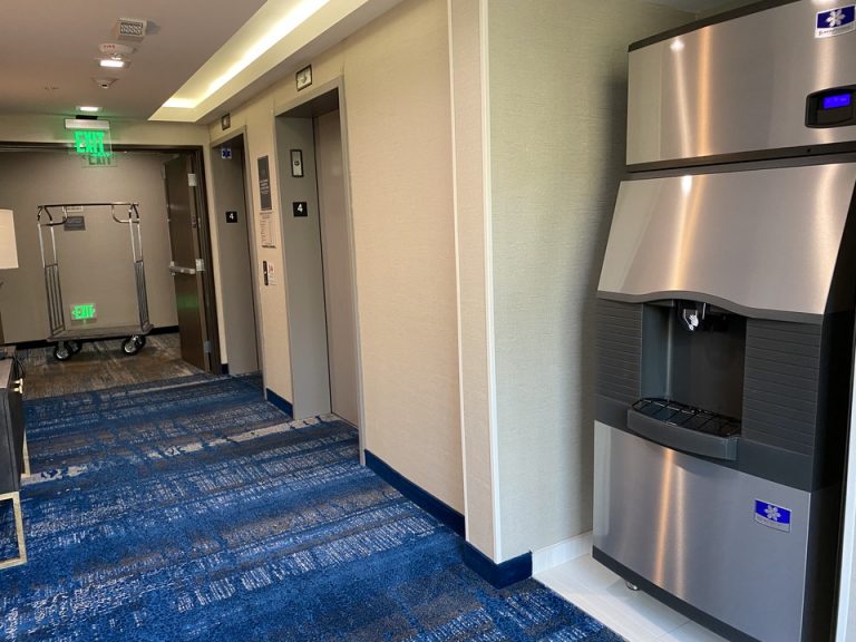 アイスマシンは各階エレベーター横にありました