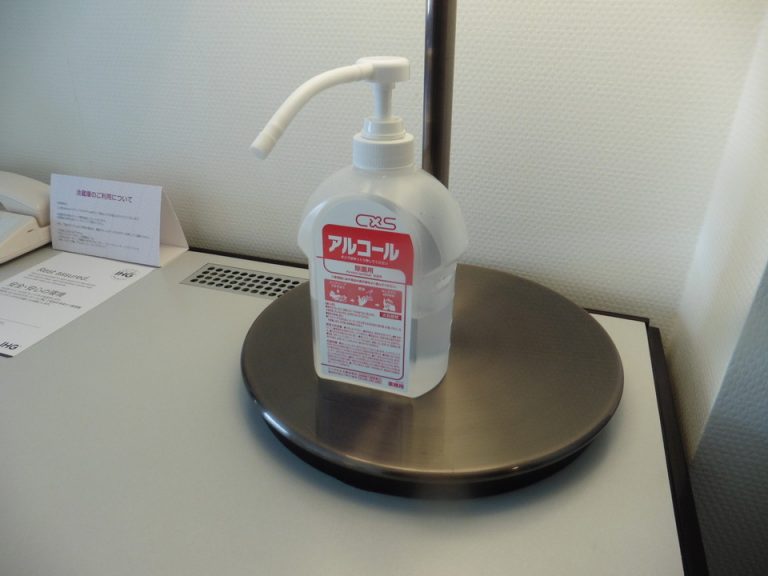 部屋には大容量消毒液があり安心できます