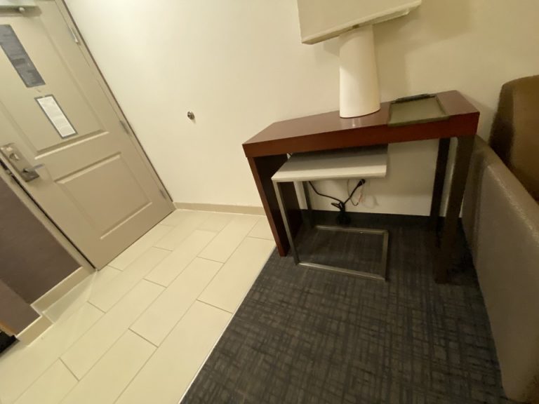 入口入ってすぐのライト下にはちょっとした荷台もありました