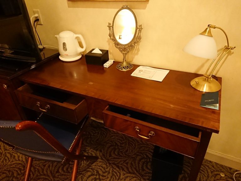 デスク、ポット