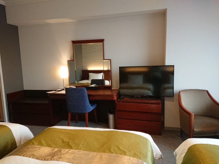 ベッド方向からTV