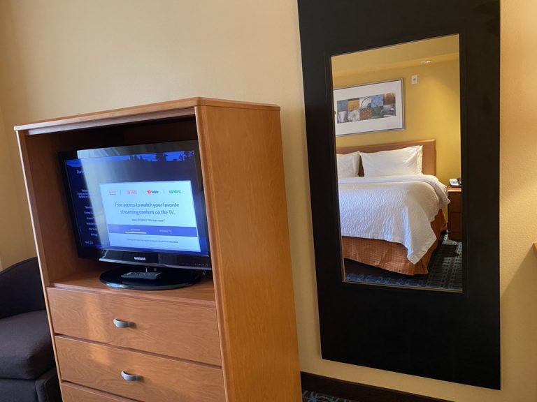 テレビの横には姿見鏡がありました