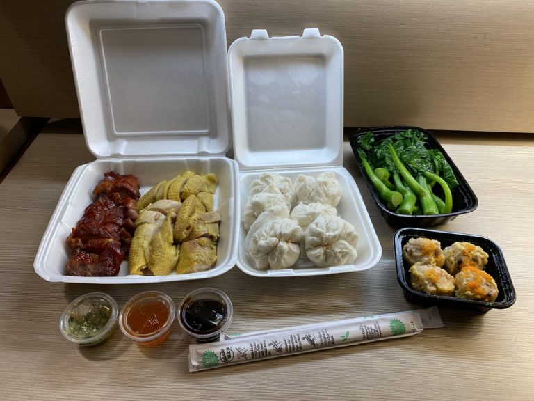 ホテル斜め向かいの中華料理店からの持ち帰り