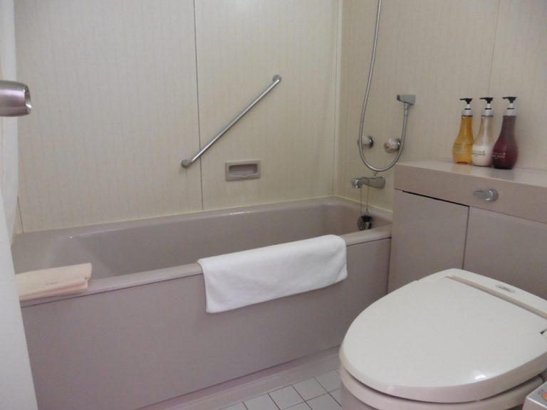 バスルームは古さが目立ちますが広さは十分です