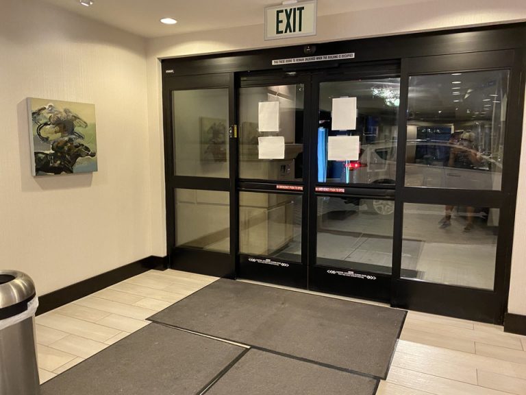 エントランスホテル内から