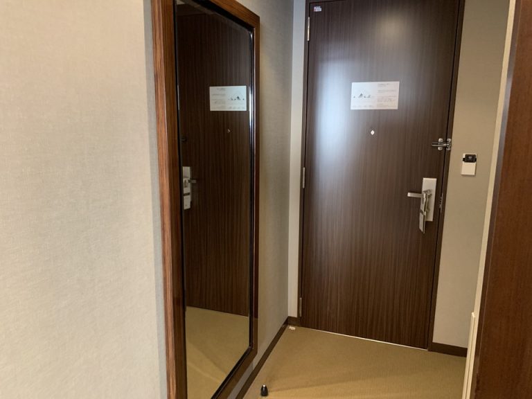 入口横 全身鏡