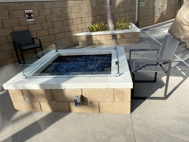 ぷーるサイドにはジャグジーはなくファイヤーピットがありました