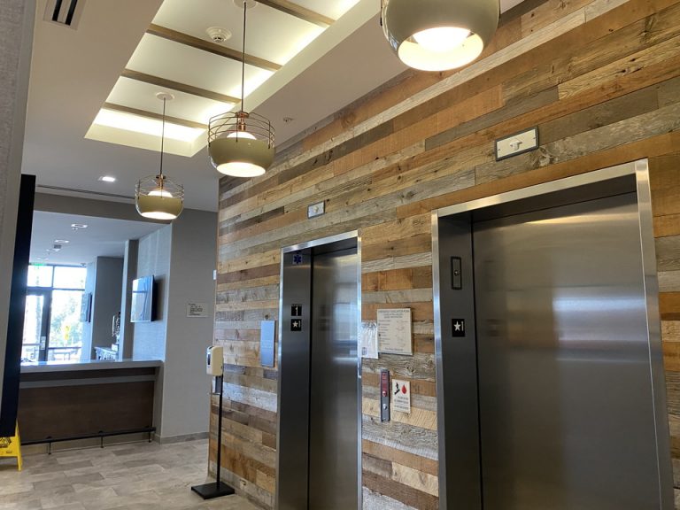 一階エレベーターホールにはおしゃれなライトがついていました