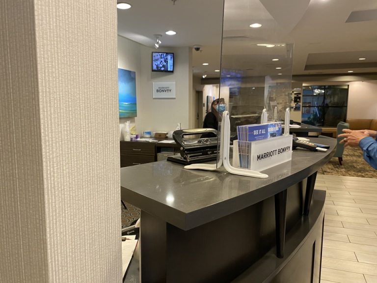 カウンターはシールドが貼ってありました