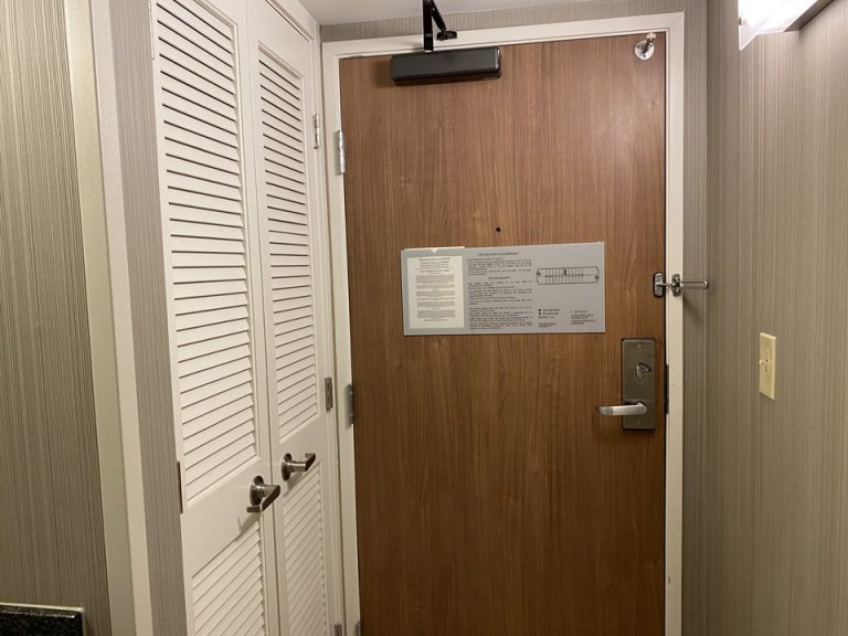 クローゼットは入り口入ってすぐにありました