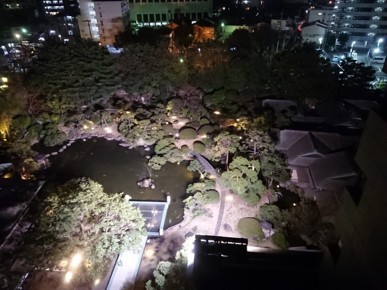 窓からの眺め東方向、庭園ライトアップ