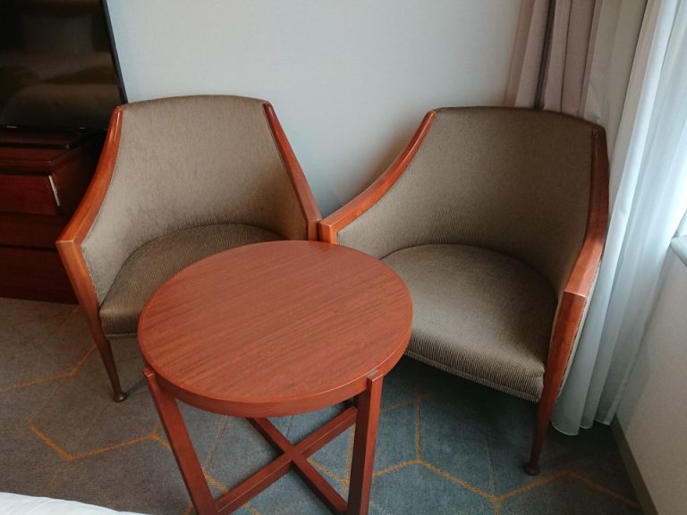 テーブルとイス