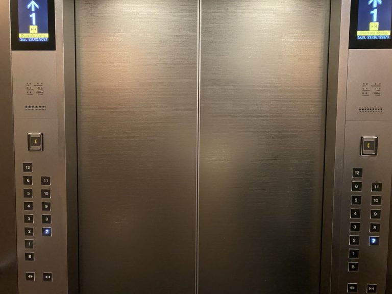 エレベータードア内側