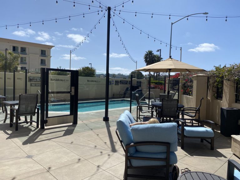 プール周りには大人なソファーがありました