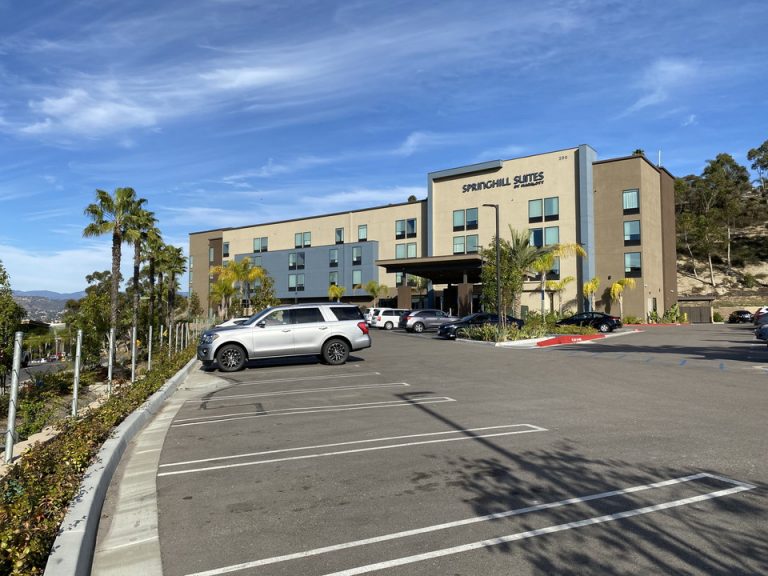 ホテル周りには十分な広さのスペースで駐車場がありました