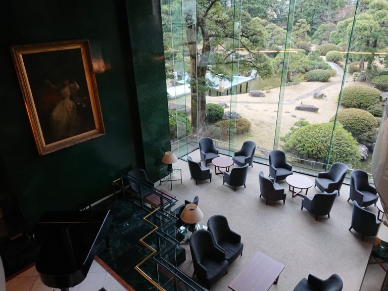 ラウンジアゼリア外観(休業中)